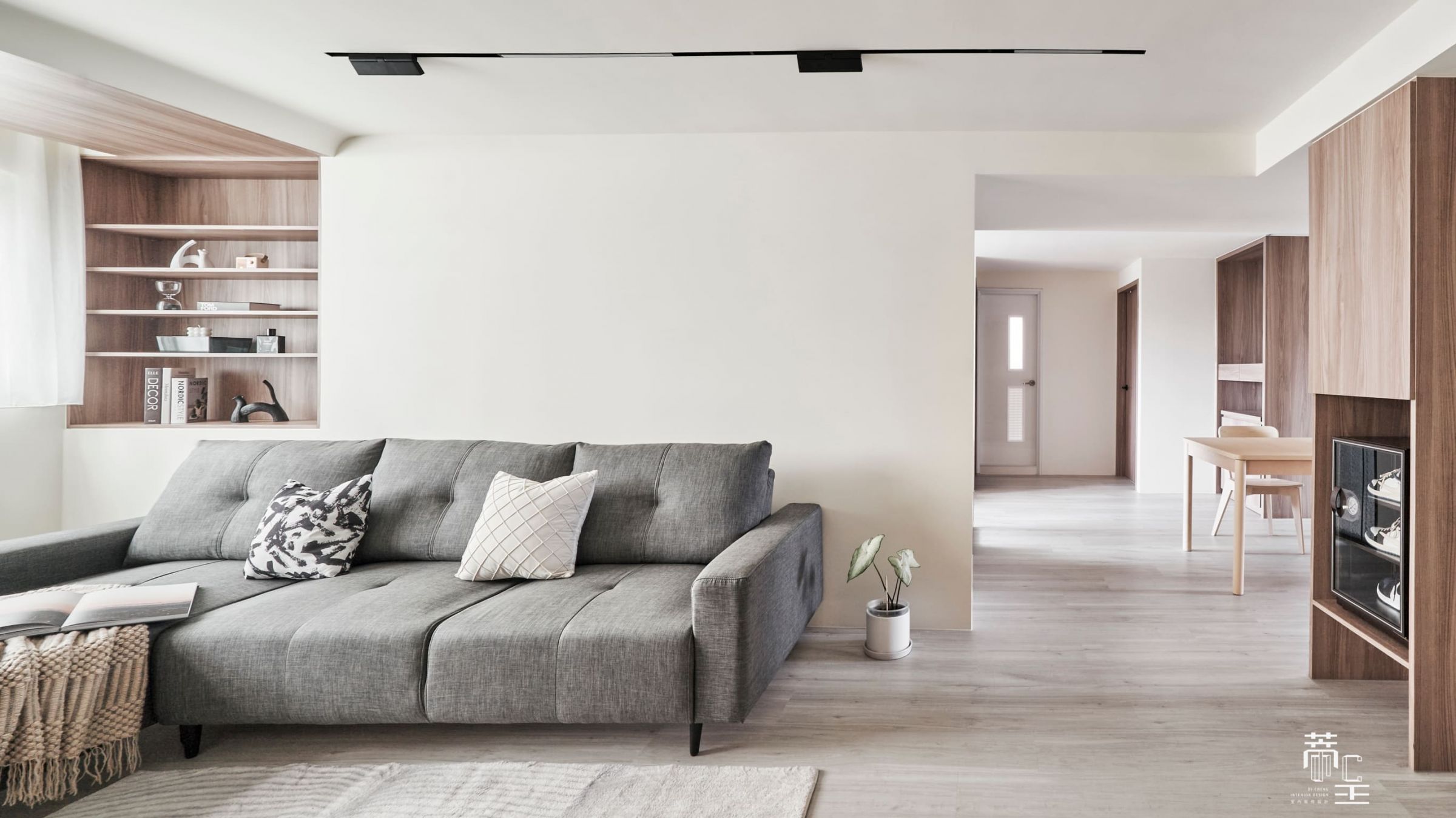 ｜客廳空間｜ 整體空間採用大面積的白牆，讓視覺有延伸得效果，空間感也會更加有景深感。